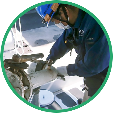 現場で作業する社員